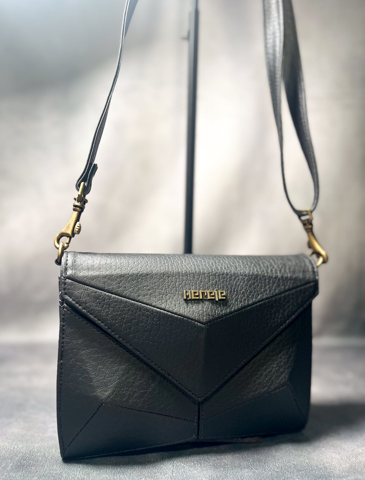 HEREJE - MANILLA BLACK