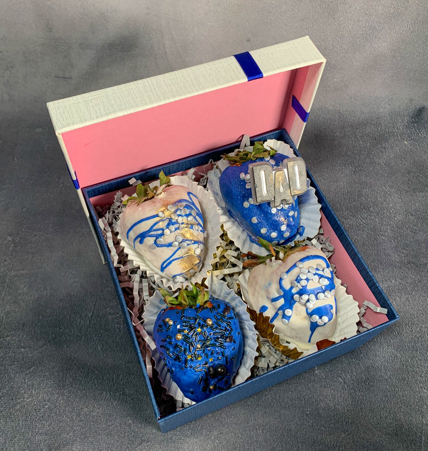 4 SWEET STRAWBERRIES DECO WITH BLUE CHOCOLATE