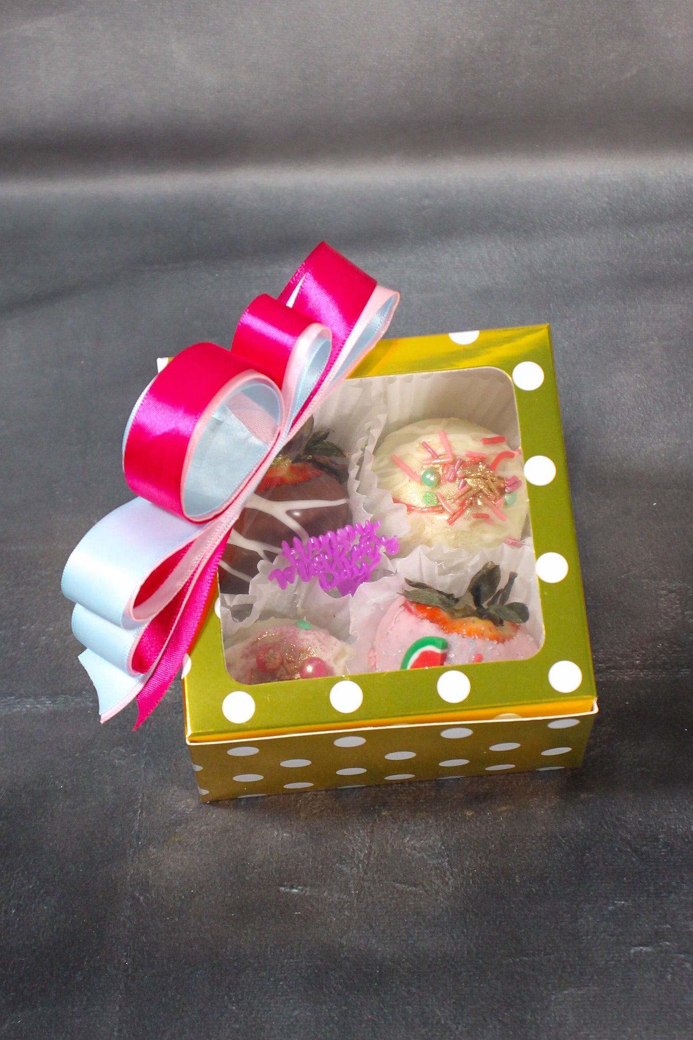 2 STRAWBERRY WITH 2 BROWNIE DECOR