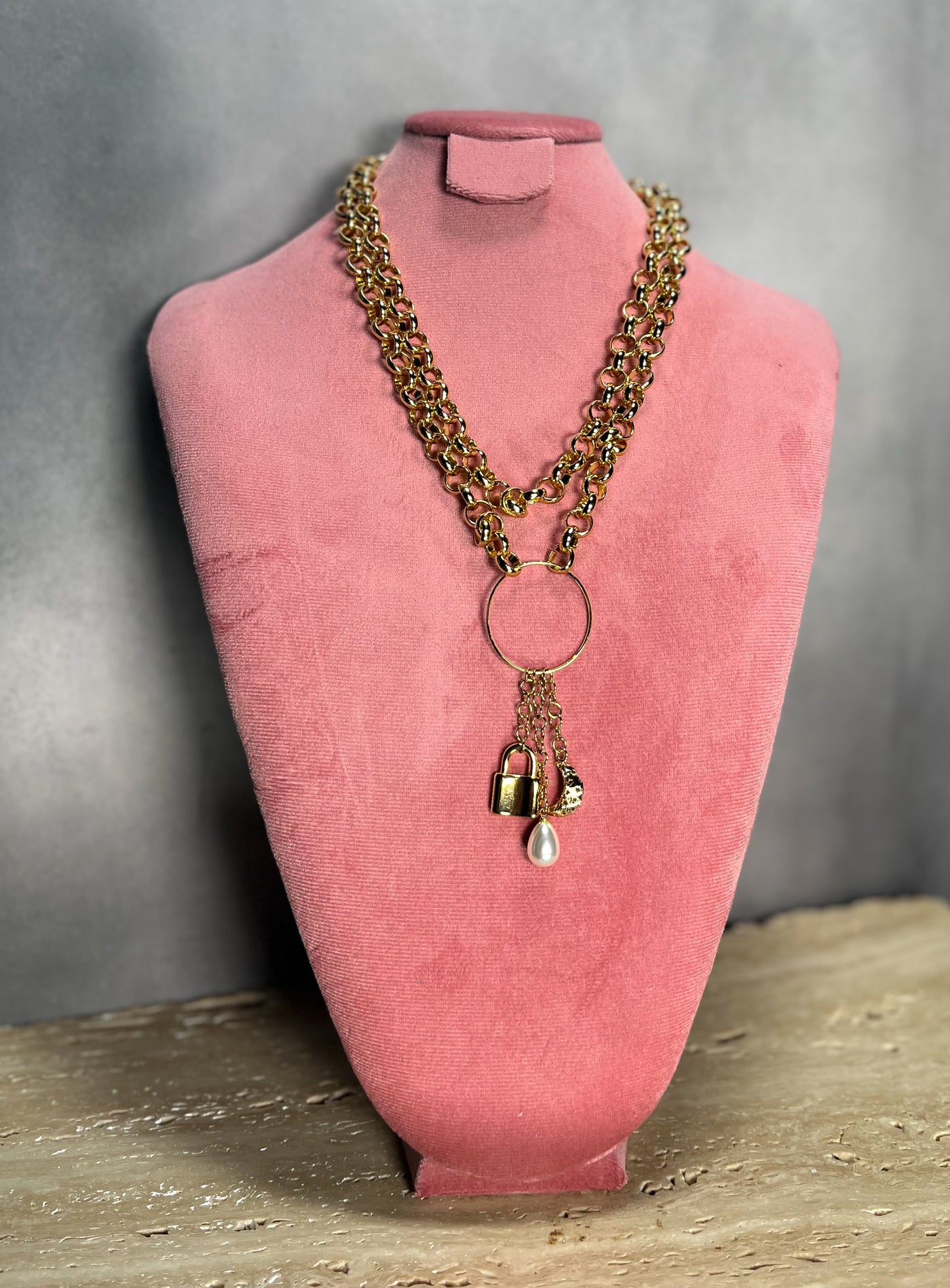 PRETTY CHAIN